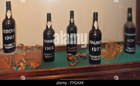 Des bouteilles de vin sur étagère dans une vieille cave et réussie. Banque D'Images