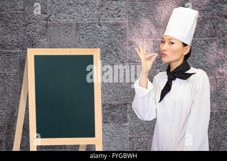 Libre de droits femme cuisinière dans la cuisine Banque D'Images