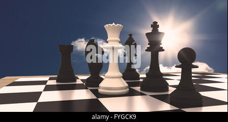 Image composite de la reine blanche avec pièces d'échecs noir permanent Banque D'Images