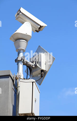 Caméra de Surveillance isolé ou sur CCTV ciel bleu Banque D'Images