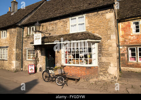 Vieux vélo à l'extérieur du village bakery shop, Lacock, Wiltshire, England, UK Banque D'Images