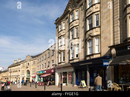 Boutiques en centre-ville de Chippenham, Wiltshire, Angleterre, Royaume-Uni Banque D'Images