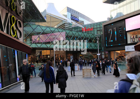 Les gens du shopping dans le centre commercial de Westfield, Stratford, London, England, UK Banque D'Images
