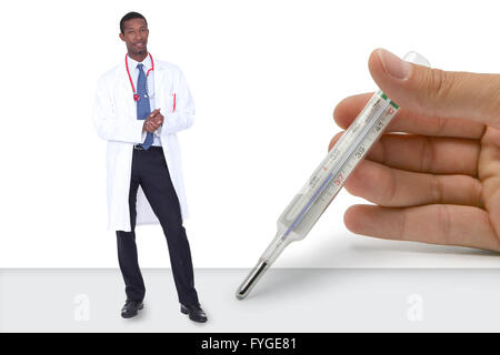 Médecin Noir avec blanc géant main reposant sur la table à côté de lui thermomètre holding Banque D'Images