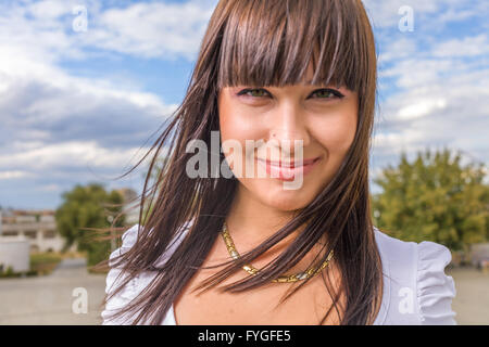 CloseUp Portrait Smiling Brunette Woman Outdoors Banque D'Images