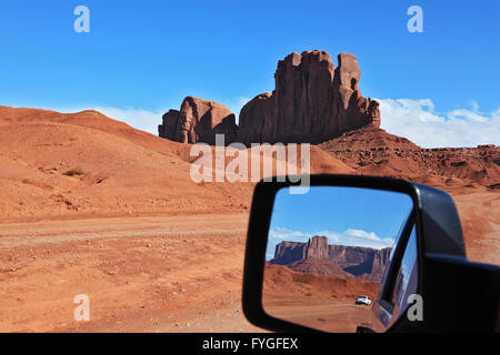 Le Monument Valley se reflètent dans le miroir de voiture Banque D'Images