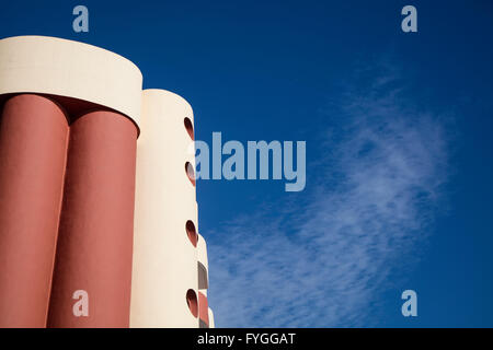 Bâtiment moderne et contemporain résidentiel près de la plage Banque D'Images