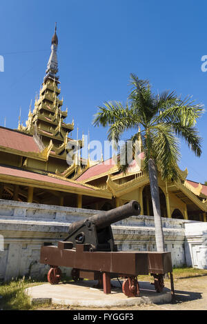 Cannon en face du palais de Mandalay à Mandalay Banque D'Images