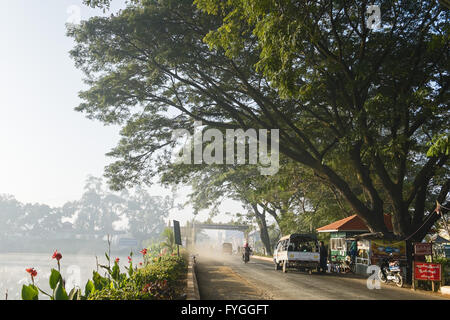 Point de contrôle à City Gate, Nyaung Shwe, Myanmar Banque D'Images