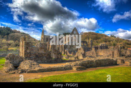 Abbaye de Tintern Monmouthshire près de Chepstow Wales UK ruines du monastère cistercien en hdr colorés avec ciel bleu et nuages Banque D'Images