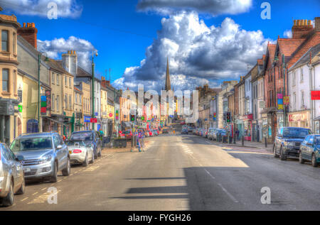 Monmouth ville Monmouthshire au Pays de Galles Wye Valley UK rue principale avec des boutiques et clocher d'église en hdr colorés Banque D'Images