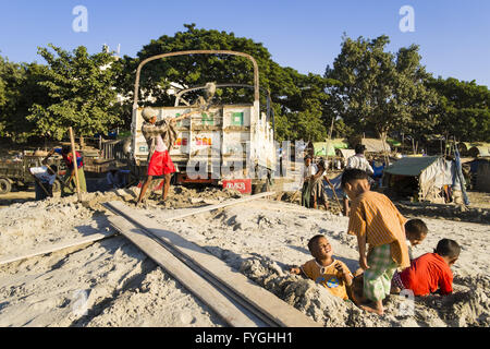 Chargement de sable sur les rives de l'Ayeyarwady Banque D'Images