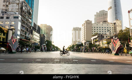 Une moto traverse la rue Nguyen Hue à Ho Chi Minh Ville (Saigon), le sud du Vietnam. Banque D'Images