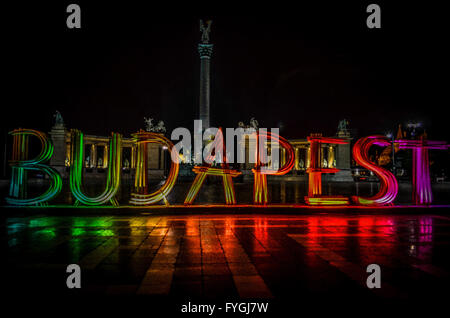 Budapest colorés en signe de la Place des Héros à Budapest en Hongrie dans le cadre du Festival de Printemps 2016. Banque D'Images