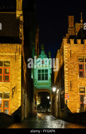 Scène de nuit de pont sur le canal Gronerei, dans le centre historique de Bruges, site du patrimoine mondial de l'UNESCO, Belgique Banque D'Images