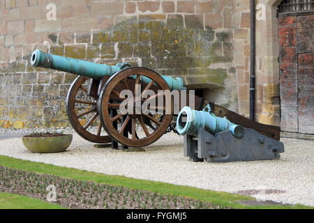 Canons en face de château, Morges, Suisse Banque D'Images