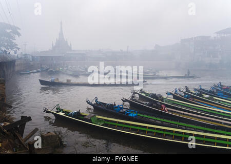 Sur un bateau long canal au Lac Inle, à Nyaung Shwe Banque D'Images