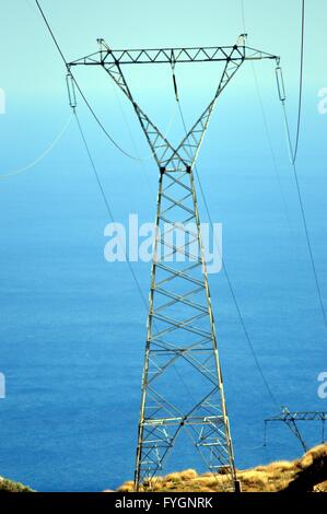 Un poteau électrique à haute tension sur le fond de l'océan. Banque D'Images