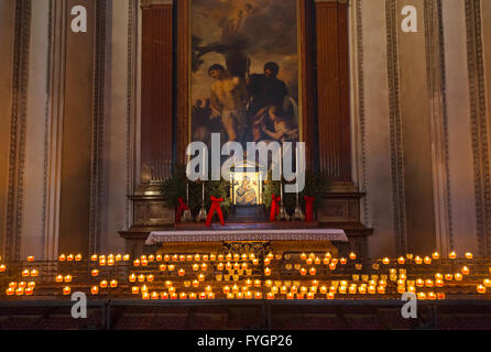 Et des bougies dans l'icône à la cathédrale de Salzbourg Autriche Banque D'Images