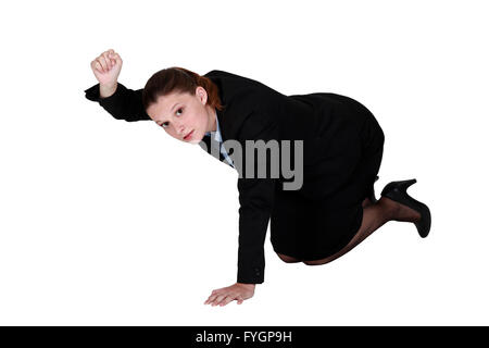 Businesswoman à genoux sur le sol et son poing Banque D'Images