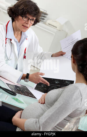 La patiente enceinte recevoir les résultats d'un scan Banque D'Images