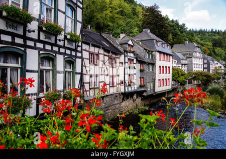 Maisons à pans de bois par la rivière Rur à Monschau, Allemagne Banque D'Images