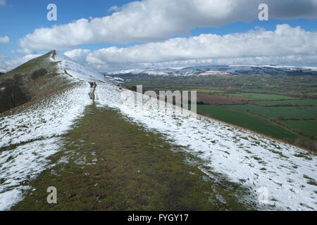 Les marcheurs en direction de la crête de Lawley dans le Shropshire. Le Shropshire Hills et Long Mynd peut être vu dans la distance sur la droite Banque D'Images