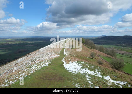 Neige de l'hiver sur l'Lawley, Shropshire. Le Wrekin peut être vu dans le lointain à droite Banque D'Images