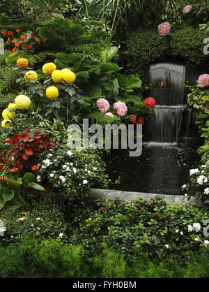 Fontaine en cascade magnifique jardin Butchard- Banque D'Images