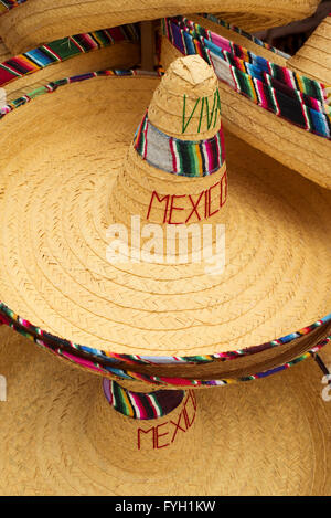 La rue du marché mexicain de l'affichage juste sombrero traditionnels chapeaux avec une décoration colorée et Viva Mexico texte. Banque D'Images