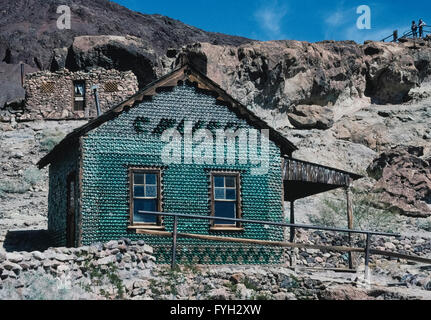 Le flacon maison est un bâtiment dans une ville fantôme "vivant" appelé calicot, un camp minier qui a produit plus de 20 millions de dollars de l'argent à la fin des années 1800 dans le sud de la Californie, USA. Le flacon maison a été construite avec plus de 5 000 bouteilles parce que bouteilles de whisky étaient abondants dans les villes minières. Cette rude communauté difficiles une fois vanté 3 500 résidents et 22 saloons, mais il était désert après le minerai d'argent s'est épuisé. Seulement cinq bâtiments d'origine existait encore lorsque la restauration historique de cette ancienne ville de l'Ouest a commencé en 1951. Banque D'Images