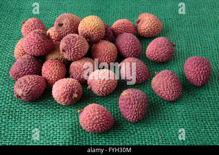 Assortiment de produits frais et savoureux fruits exotiques de litchis Banque D'Images