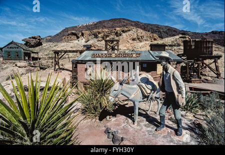 Le temps s'arrête pour un prospecteur et son âne, en face de la mine de Maggie dans une "ville fantôme" appelé calicot, un camp minier qui a produit plus de 20 millions de dollars de l'argent à la fin des années 1800 dans le sud de la Californie, USA. Cette rude communauté difficiles une fois vanté 3 500 résidents et 22 saloons, mais il était désert après le minerai d'argent s'est épuisé. Seulement cinq bâtiments d'origine existait encore lorsque la restauration historique de cette ancienne ville de l'Ouest a commencé en 1951. Aujourd'Calico Ghost Town est un comté de Park qui est devenu une attraction touristique majeure. Banque D'Images