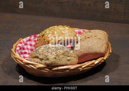 Différents types de pains, gâteaux, bun, dans un panier, sur une surface en bois, rustique Banque D'Images