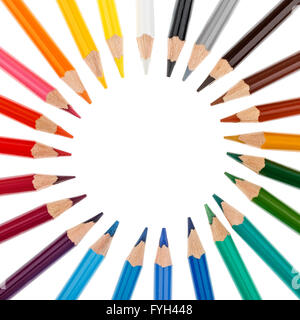 Crayons de couleur empilés dans un cercle isolé sur fond blanc Banque D'Images