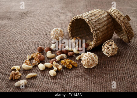 Amandes, Noix de cajou, noisettes et couché sur la toile de jute Banque D'Images