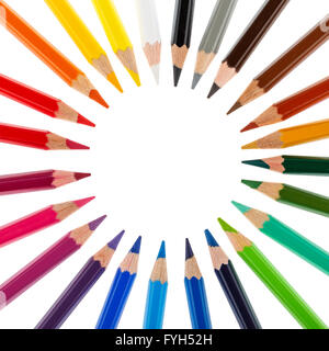 Crayons de couleur empilés dans un cercle isolé sur fond blanc Banque D'Images
