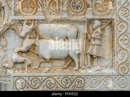 Bas-reliefs représentant la vie de saint Pierre et histoires médiévales façade de l'église de St Peter, Chiesa San Pietro, Spoleto, Italie Banque D'Images