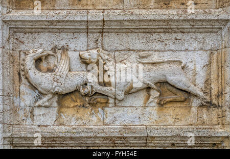 Bas-reliefs représentant la vie de saint Pierre et histoires médiévales façade de l'église de St Peter, Chiesa San Pietro, Spoleto, Italie Banque D'Images