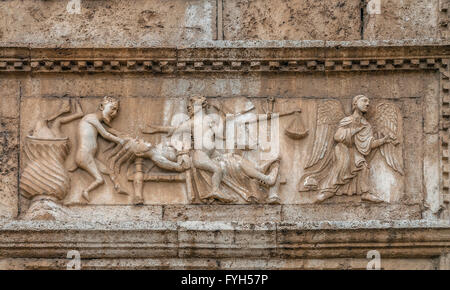 Bas-reliefs représentant la vie de saint Pierre et histoires médiévales façade de l'église de St Peter, Chiesa San Pietro, Spoleto, Italie Banque D'Images