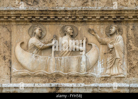 Bas-reliefs représentant la vie de saint Pierre et histoires médiévales façade de l'église de St Peter, Chiesa San Pietro, Spoleto, Italie Banque D'Images