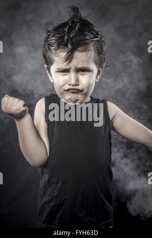 Enfant, lourde robe cache-culbuteurs et des expressions drôles crested Banque D'Images