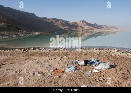 Plage sale. Les déchets laissés par les visiteurs sur les rives de la Mer Morte, Israël Banque D'Images