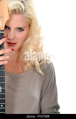 Belle femme, à l'arrière sa guitare Banque D'Images