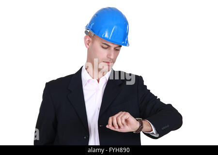 L'homme dans un casque adapté à sa montre Banque D'Images