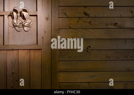 Chaussures de mariée pendu le mur en bois Banque D'Images