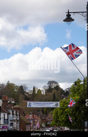 Drapeaux de l'Union européenne les toits à Haslemere High Street en l'honneur du 90e anniversaire de la Reine. Banque D'Images