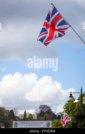 Drapeaux de l'Union européenne les toits à Haslemere High Street en l'honneur du 90e anniversaire de la Reine. Banque D'Images