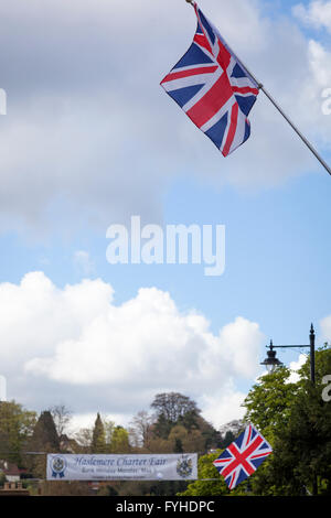 Drapeaux de l'Union européenne les toits à Haslemere High Street en l'honneur du 90e anniversaire de la Reine. Banque D'Images