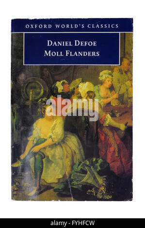 Le capot avant de Moll Flanders de Daniel Defoe photographié sur un fond blanc. Banque D'Images